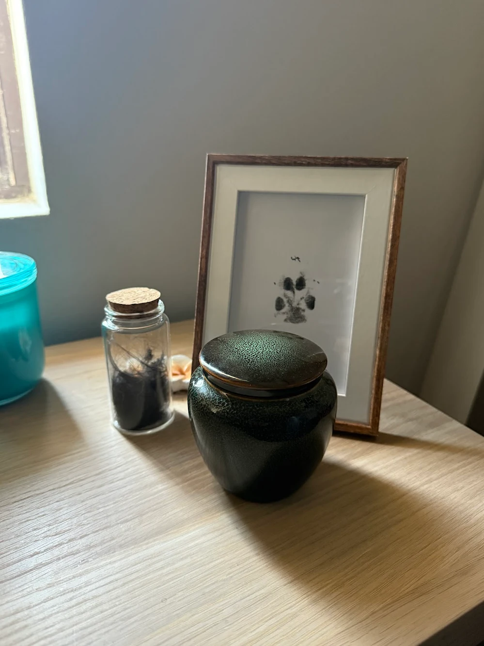 Memorial urn with paw print frame